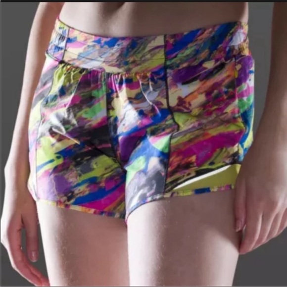 ❤️LULULEMON HOTTY HOT SHORT 4”-CATALYST MULTI-12❤️